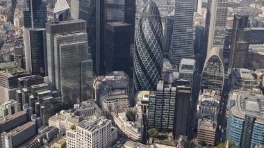 Bir helikopterden Londra şehrinin finansal ufuk çizgisinin yavaş çekim görüntüsü 