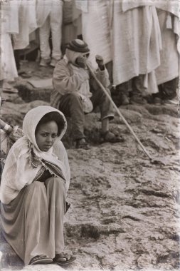 Etiyopya, Lalibela-Ocak 2018--genna celebratio kalabalık içinde kimliği belirsiz kişi dolaylarında