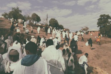 Etiyopya, Lalibela-Ocak 2018--genna celebratio kalabalık içinde kimliği belirsiz kişi dolaylarında