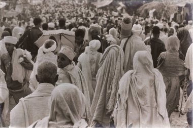 Etiyopya, Lalibela-Ocak 2018--genna celebratio kalabalık içinde kimliği belirsiz kişi dolaylarında