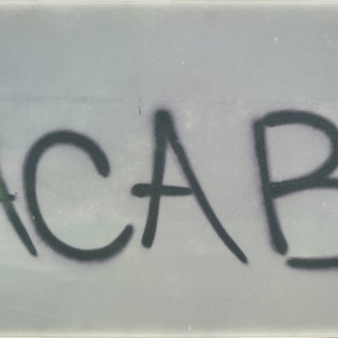 acab şiddet anddivision kavramı gibi boyalı kelimelerin eski duvar