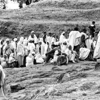 Etiyopya, Lalibela-Ocak 2018--genna celebratio kalabalık içinde kimliği belirsiz kişi dolaylarında