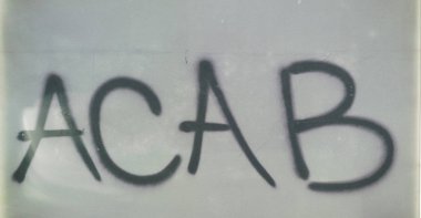 acab şiddet anddivision kavramı gibi boyalı kelimelerin eski duvar