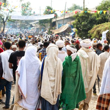 Etiyopya, Lalibela-Ocak 2018--genna celebratio kalabalık içinde kimliği belirsiz kişi dolaylarında