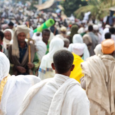 Etiyopya, Lalibela-Ocak 2018--genna celebratio kalabalık içinde kimliği belirsiz kişi dolaylarında