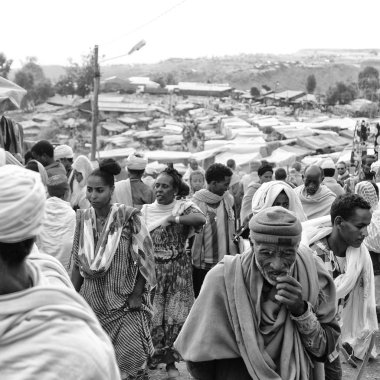 Etiyopya, Lalibela-Ocak 2018--genna celebratio kalabalık içinde kimliği belirsiz kişi dolaylarında