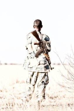  Etiyopya kara Afrika'da siyah bir asker ve silahını yatılı arıyorsunuz