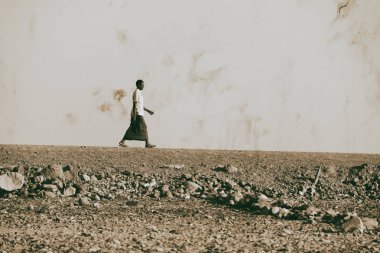 Etiyopya, Danakil-Ocak 2018--rock çölde yürüyen kimliği belirsiz adam yaklaşık