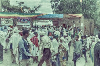 Etiyopya, Lalibela-Ocak 2018--genna celebratio kalabalık içinde kimliği belirsiz kişi dolaylarında