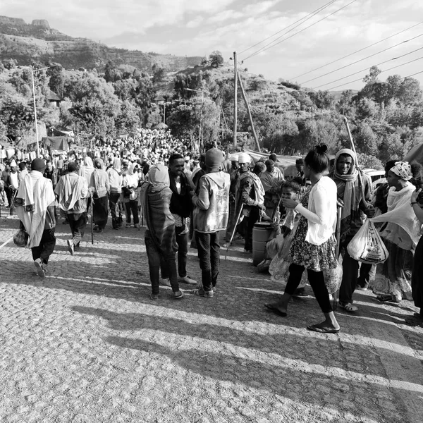 Etiyopya, Lalibela-Ocak 2018--genna celebratio kalabalık içinde kimliği belirsiz kişi dolaylarında