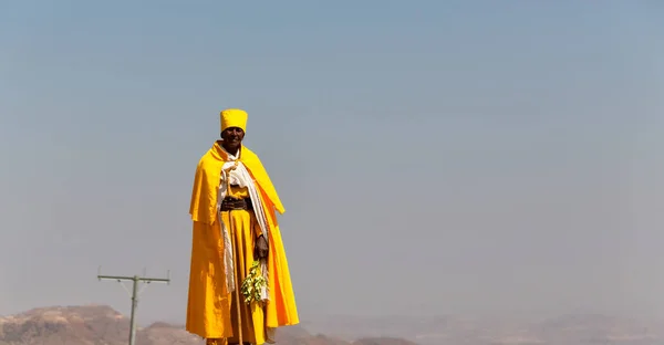 Etiopia Lalibela Około Grudnia 2017 Niezidentyfikowane Kapłan Spaceru Ulicy — Zdjęcie stockowe
