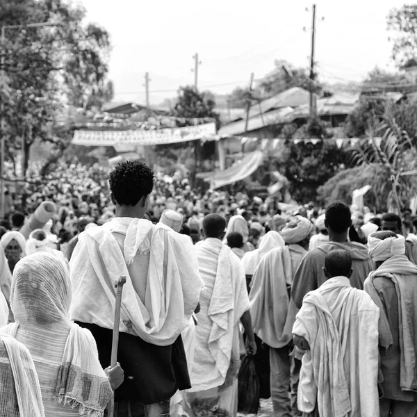 Etiyopya, Lalibela-Ocak 2018--genna celebratio kalabalık içinde kimliği belirsiz kişi dolaylarında