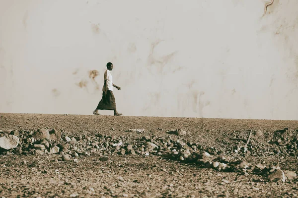 Etiyopya, Danakil-Ocak 2018--rock çölde yürüyen kimliği belirsiz adam yaklaşık