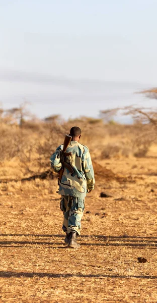 África Tierra Etiopía Soldado Negro Arma Mirando Frontera — Foto de Stock