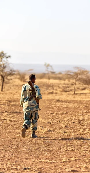 África Tierra Etiopía Soldado Negro Arma Mirando Frontera — Foto de Stock