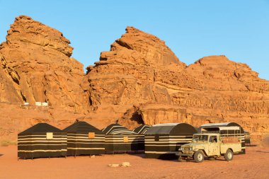 wadi rum çöl ve Bedevi gündoğumu çadır Ürdün '