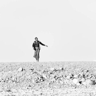 Etiyopya, Danakil-Ocak 2018--rock çölde yürüyen kimliği belirsiz adam yaklaşık