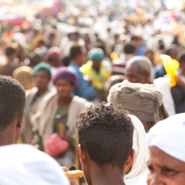 Etiyopya, Lalibela-Ocak 2018--genna celebratio kalabalık içinde kimliği belirsiz kişi dolaylarında