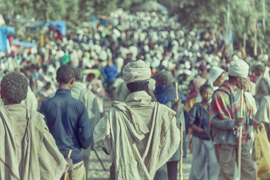 Etiyopya, Lalibela-Ocak 2018--genna celebratio kalabalık içinde kimliği belirsiz kişi dolaylarında