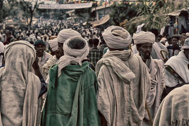 Etiyopya, Lalibela-Ocak 2018--genna celebratio kalabalık içinde kimliği belirsiz kişi dolaylarında