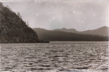 Avustralya'da gündoğumu okyanus yakın dağ içinde