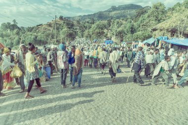 Etiyopya, Lalibela-Ocak 2018--genna celebratio kalabalık içinde kimliği belirsiz kişi dolaylarında