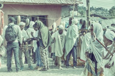 Etiyopya, Lalibela-Ocak 2018--genna celebratio kalabalık içinde kimliği belirsiz kişi dolaylarında