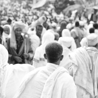 Etiyopya, Lalibela-Ocak 2018--genna celebratio kalabalık içinde kimliği belirsiz kişi dolaylarında