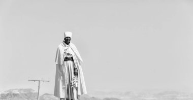  Etiyopya, Lalibela-Aralık 2017--tanımlanamayan rahip sokakta yürürken yaklaşık  