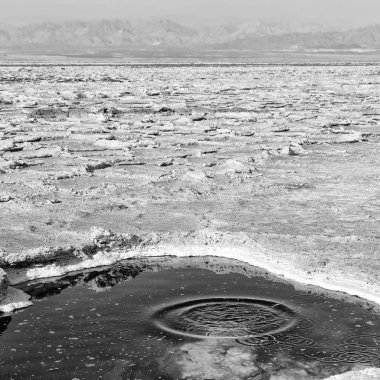 Danakil Etiyopya Afrika'da siyah göl ile kaynar yağ ve ho