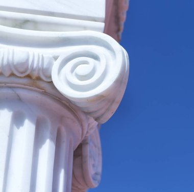 cyorus gökyüzünde kolon ve boş yer içinde belgili tanımlık geçmiş