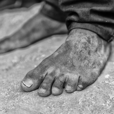 Afrika'da fakir bir adam ve onun ayakları toprağa