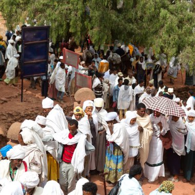 Etiyopya, Lalibela-Ocak 2018--genna celebratio kalabalık içinde kimliği belirsiz kişi dolaylarında