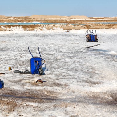 afar tuz düz beyaz boşluk ve alt hill yakınındaki el arabası diyarında Danakil Etiyopya Afrika'da