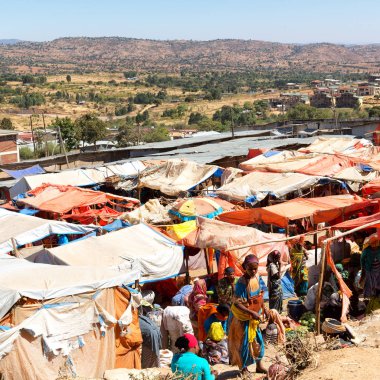 Etiyopya, Lalibela-Ocak 2018--piyasada kalabalık içinde kimliği belirsiz kişi dolaylarında