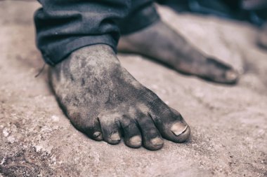 Afrika'da fakir bir adam ve onun ayakları toprağa