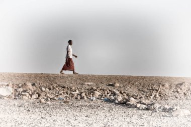 Etiyopya, Danakil-Ocak 2018--rock çölde yürüyen kimliği belirsiz adam yaklaşık