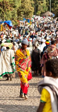 Etiyopya, Lalibela-Ocak 2018--genna celebratio kalabalık içinde kimliği belirsiz kişi dolaylarında