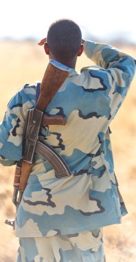  Etiyopya kara Afrika'da siyah bir asker ve silahını yatılı arıyorsunuz