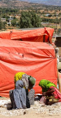 Etiyopya, Lalibela-Ocak 2018--piyasada kalabalık içinde kimliği belirsiz kişi dolaylarında