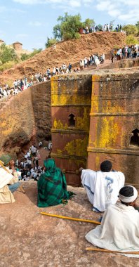 Etiyopya, Lalibela-Ocak 2018--genna celebratio kalabalık içinde kimliği belirsiz kişi dolaylarında