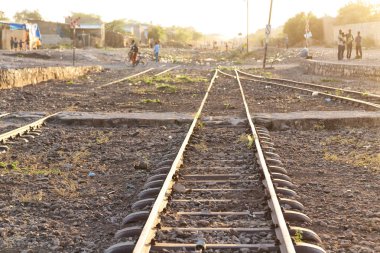 Afrika Etiyopya'da gündoğumu ışığında tren yol gibi arka plan