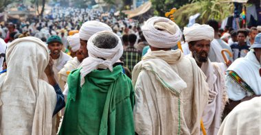 Etiyopya, Lalibela-Ocak 2018--genna celebratio kalabalık içinde kimliği belirsiz kişi dolaylarında