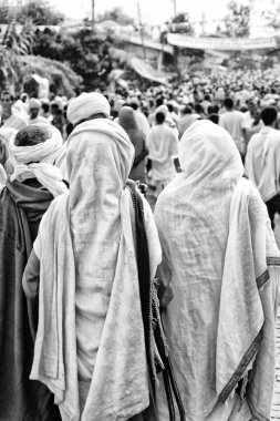 Etiyopya, Lalibela-Ocak 2018--genna celebratio kalabalık içinde kimliği belirsiz kişi dolaylarında