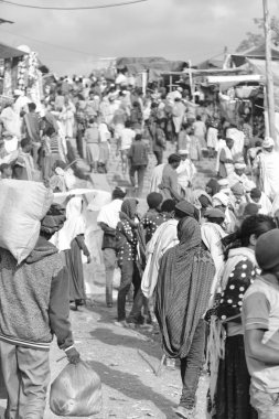 Etiyopya, Lalibela-Ocak 2018--genna celebratio kalabalık içinde kimliği belirsiz kişi dolaylarında