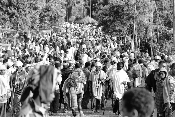 Etiyopya, Lalibela-Ocak 2018--genna celebratio kalabalık içinde kimliği belirsiz kişi dolaylarında