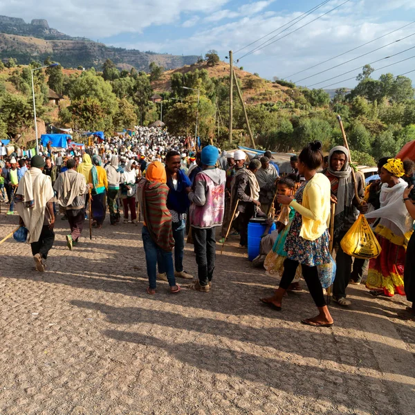 Etiyopya, Lalibela-Ocak 2018--genna celebratio kalabalık içinde kimliği belirsiz kişi dolaylarında