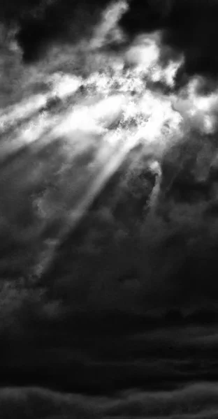 Στον Θολό Ουρανό Μια Ακτίνα Φωτός Σαν Ιδέα Ιερό Παράδεισος — Φωτογραφία Αρχείου