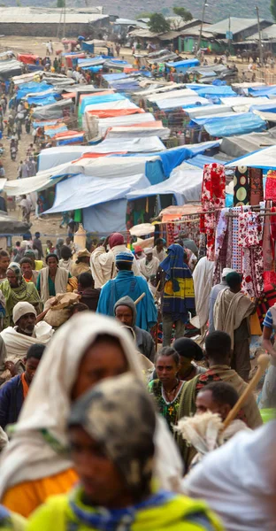 Etiyopya, Lalibela-Ocak 2018--genna celebratio kalabalık içinde kimliği belirsiz kişi dolaylarında