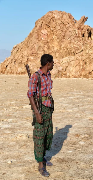 Ethiopia Danakil Circa January 2018 Неопознанный Нерегулярный Солдат Смотрящий Государственную — стоковое фото